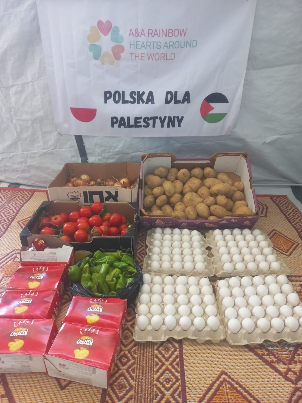Owoce i warzywa zakupione na lokalnym rynku w Gazie przez fundację A & A Rainbow Hearts Around The World, żeby przygotować paczki żywnościowe dla 12 rodzin z naszej listy pomocowej.